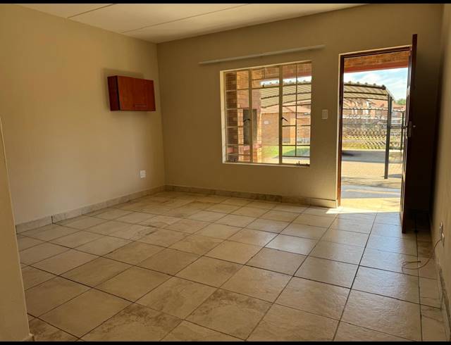 2 BEDROOM APARTMENT FOR SALE IN WATERVAL EAST